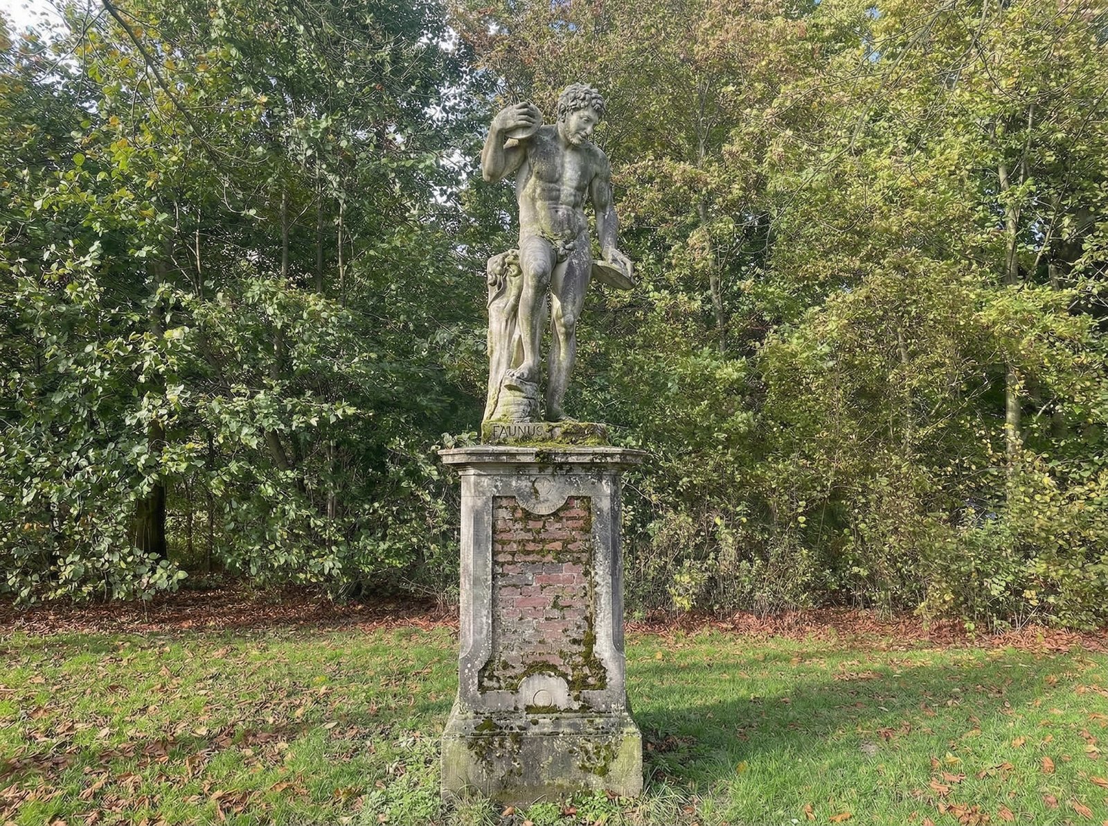 Verschmutztes Denkmal