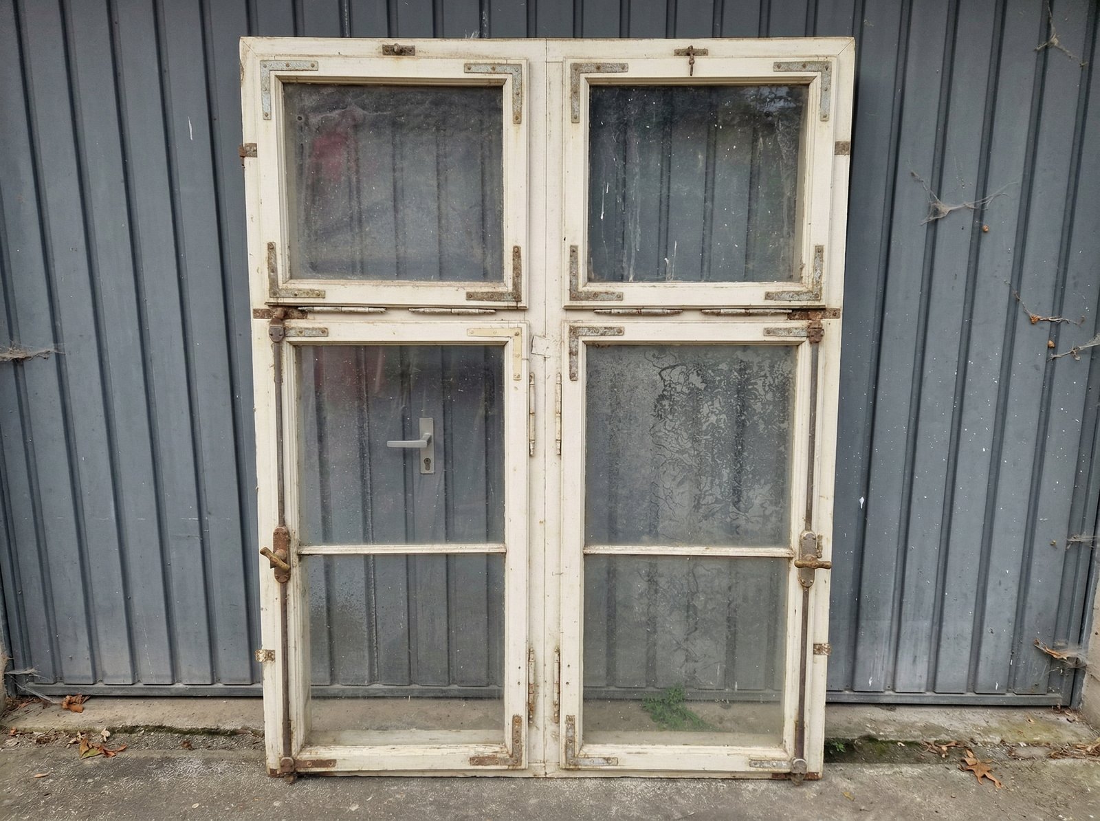 Holzbalken mit alter Farbe